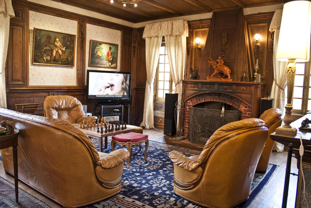 Chateau De Chantelauze Olliergues Eksteriør billede